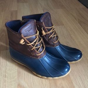 Sperry waterproof rubber boot, Woman’s size 8. Brown leather, navy blue rubber.